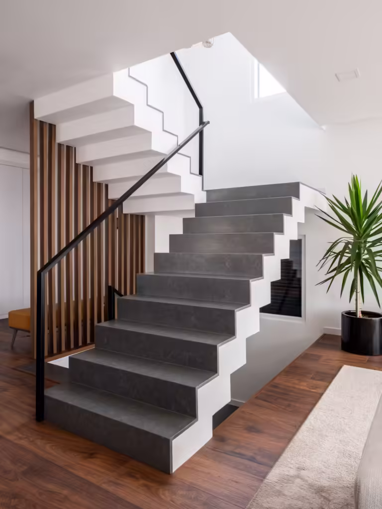 Schody z konglomeratu silestone