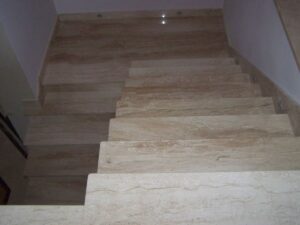 Schody z marmuru Breccia Sarda / Merkam